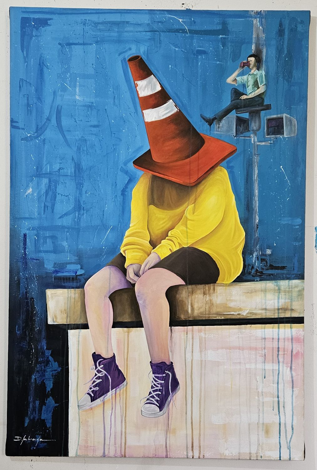Neuronas — figura sentada con un cono de tráfico cubriéndole la cabeza, sobre fondo azul.
